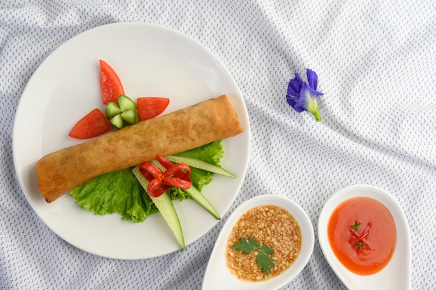 Frühlingsrolle oder gebratene Frühlingsrollen auf dem weißen Teller thailändisches Essen. Draufsicht.