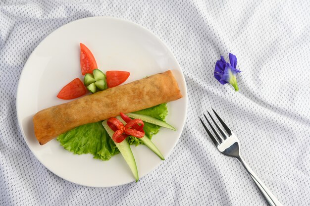 Frühlingsrolle oder gebratene Frühlingsrollen auf dem weißen Teller thailändisches Essen. Draufsicht.