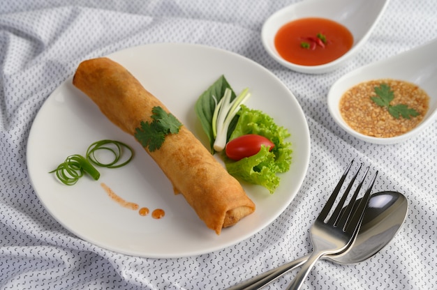 Frühlingsrolle oder gebratene Frühlingsrollen auf dem weißen Teller thailändisches Essen. .