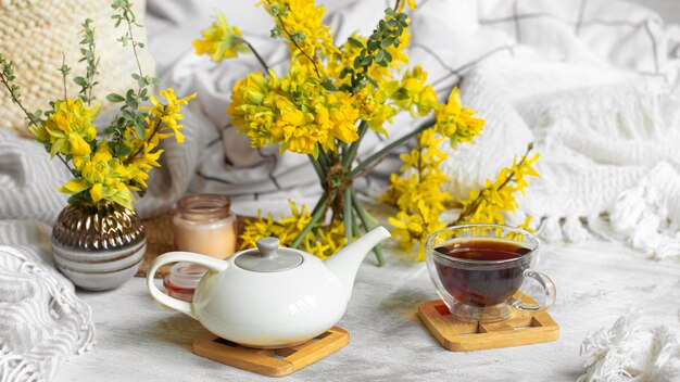 Frühlingsstillleben mit einer Tasse Tee und Blumen