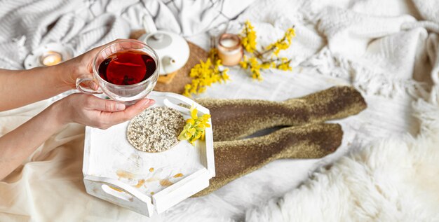 Frühlingsstillleben mit einer Tasse Tee und Blumen