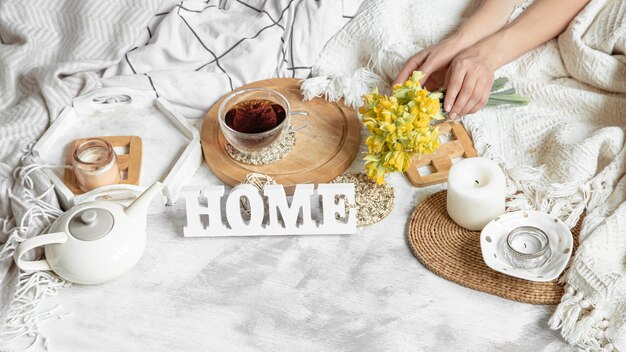 Frühlingsstillleben mit einer Tasse Tee und Blumen