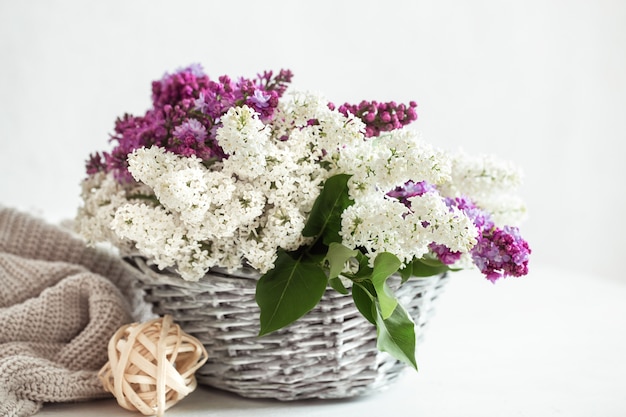 Frühlingszusammensetzung mit farbigen lila Blüten in einem Weidenkorb.