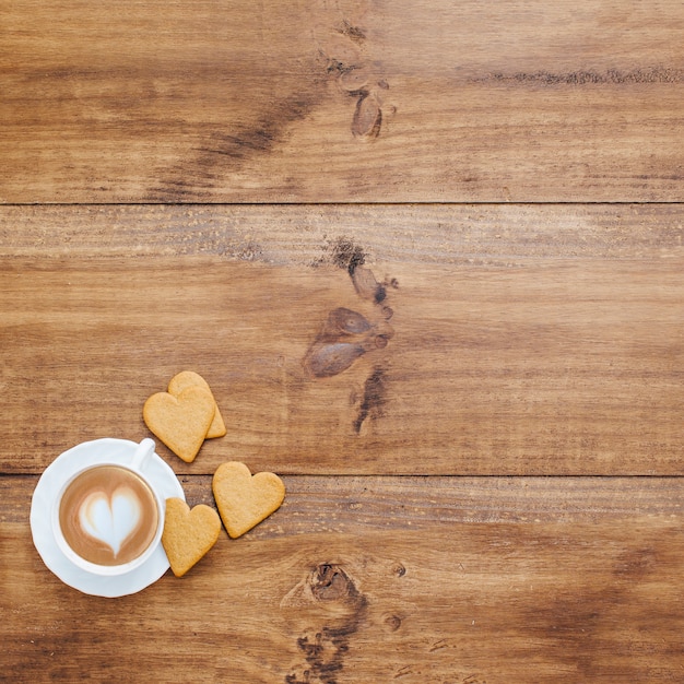 Frühstück am Tisch mit Kaffee und Keksen