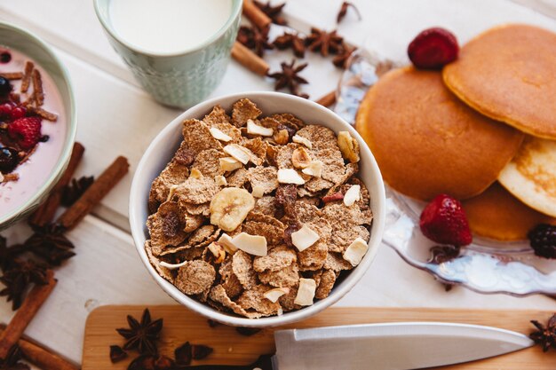 Frühstück Dekoration mit Draufsicht auf Getreide