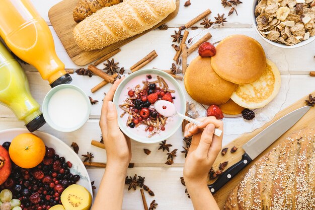 Frühstück Dekoration mit Joghurt Essen Konzept