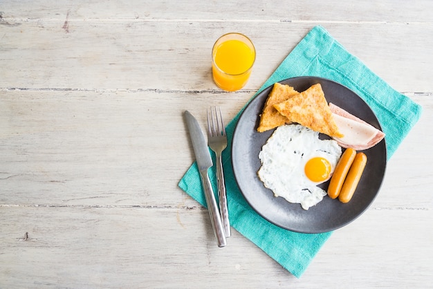 Frühstück gekochtes Ei Jahrgang oben