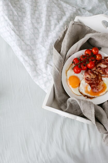 Frühstück im Bett am Morgen