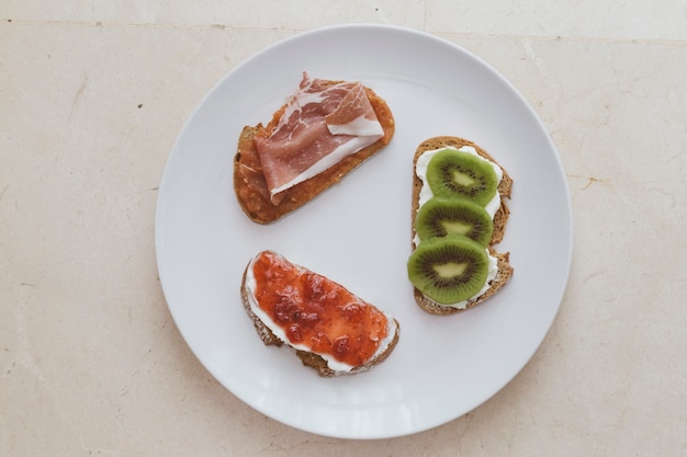 Frühstück mit Brot