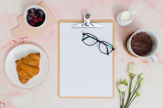 Frühstück mit Croissant