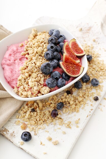 Frühstück mit Feigen, Blaubeeren, Müsli und Joghurt