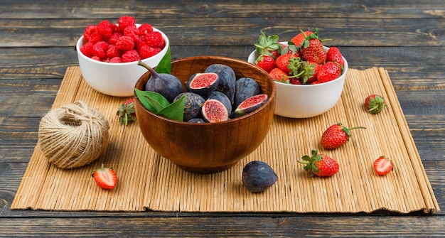 Frühstück mit Feigen in einer Schüssel mit Erdbeeren