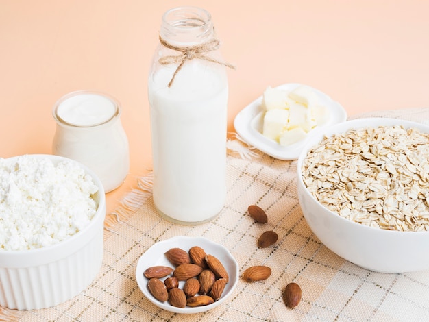 Kostenloses Foto frühstück mit haferflocken, milch und mandeln