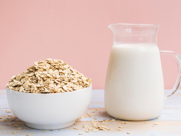 Frühstück mit Hafermehlschüssel und -milch