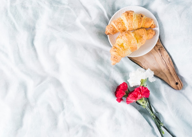 Frühstück mit Hörnchen und Blumen