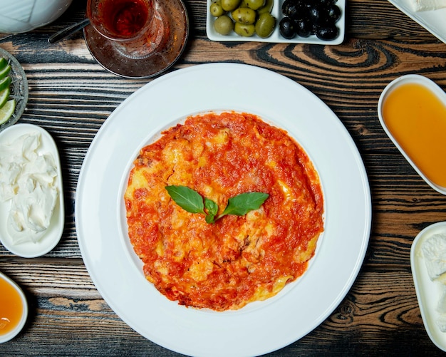 Frühstück mit Honig, Tee und einer warmen Mahlzeit