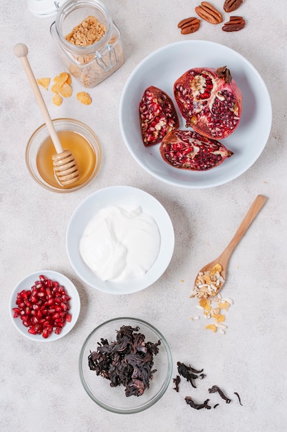 Kostenloses Foto frühstück mit joghurt und granatapfel