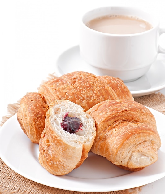 Frühstück mit Kaffee und frischen Croissants