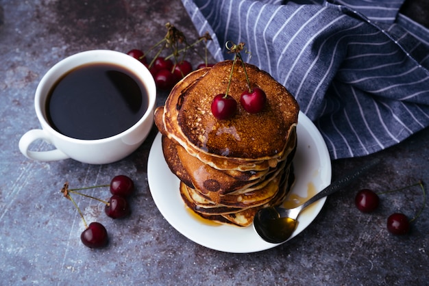 Kostenloses Foto frühstück mit kaffee und pfannkuchen