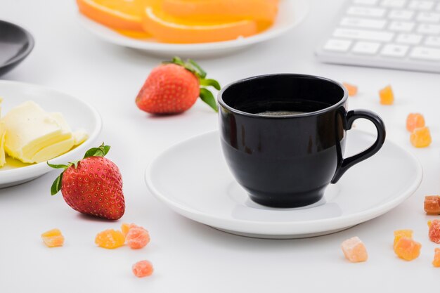 Frühstück mit Kaffeetasse und Obst