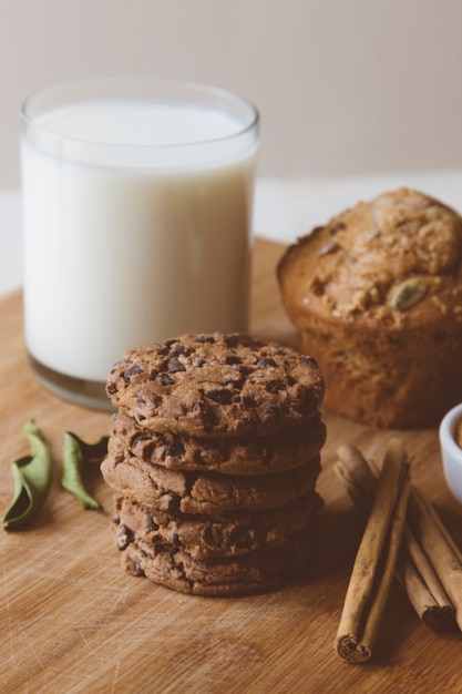 Frühstück mit Milch und Keksen