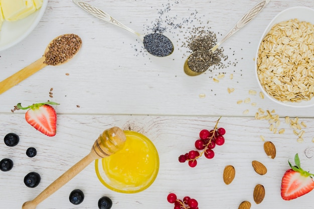 Frühstück mit Müsli und Erdbeeren