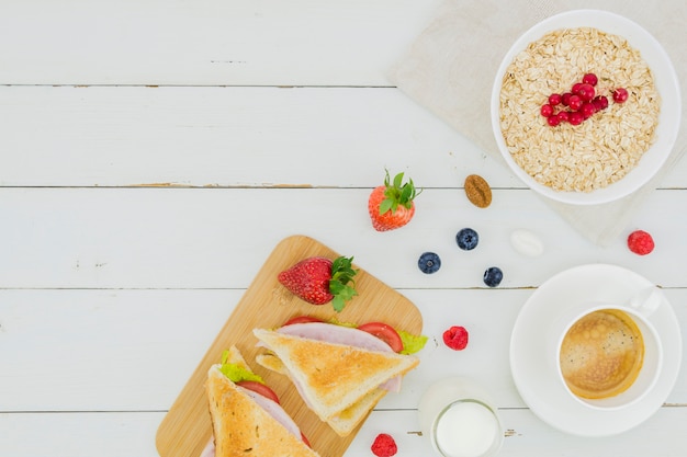 Frühstück mit Müsli und Erdbeeren