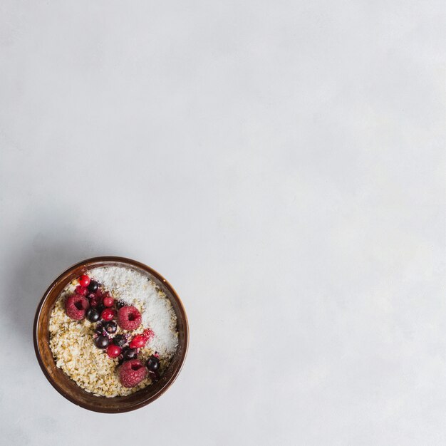 Frühstück mit Müsli und Früchten