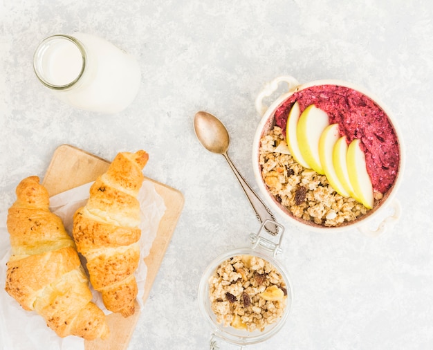 Frühstück mit Müsli und Früchten