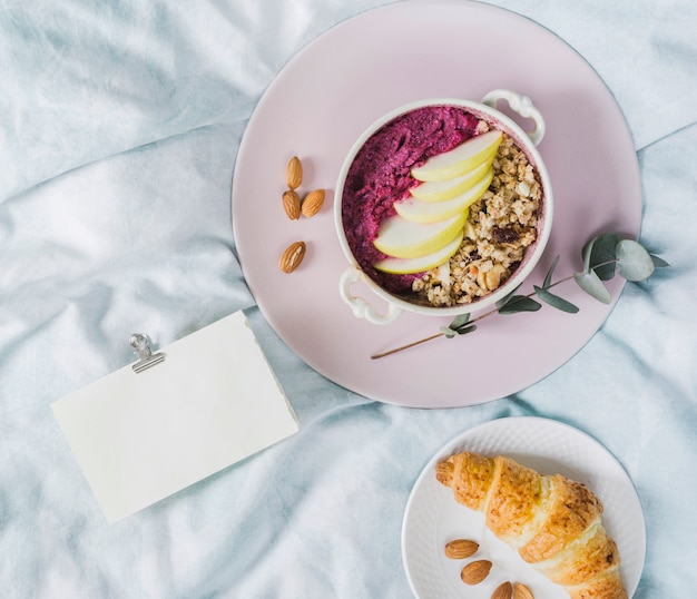 Kostenloses Foto frühstück mit müsli und früchten