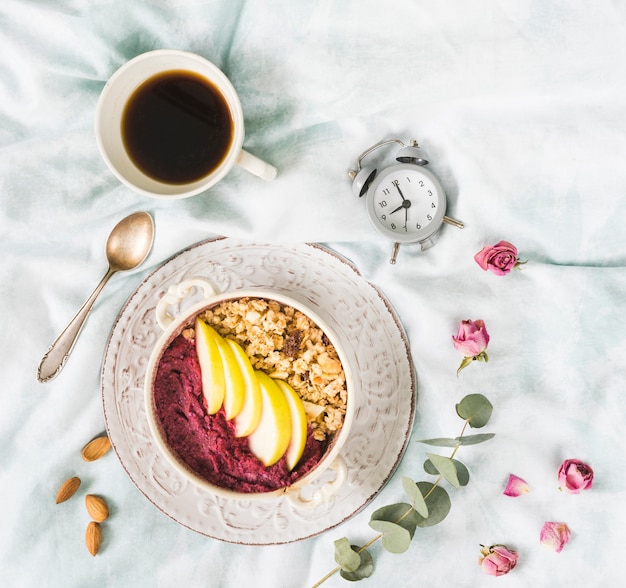 Kostenloses Foto frühstück mit müsli und früchten