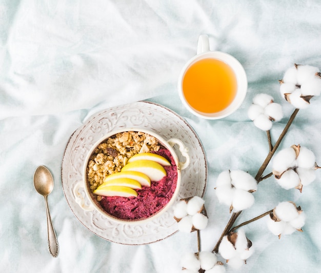 Frühstück mit Müsli und Früchten