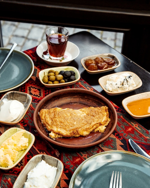 Frühstück mit Omelett und Butter mit Käse