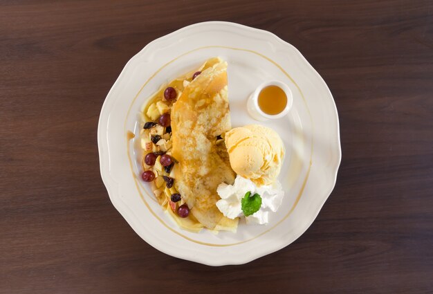 Frühstück mit Pfannkuchen und Brot von oben gesehen