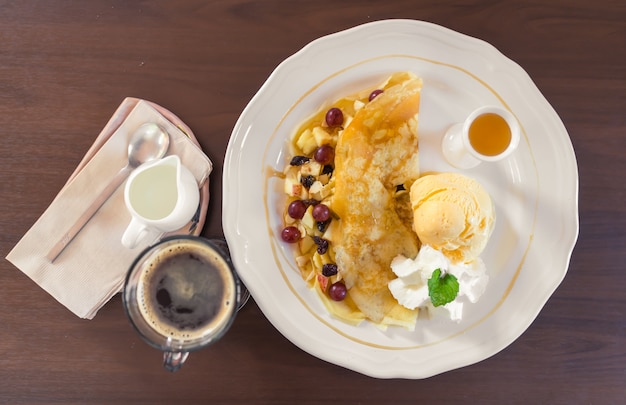 Frühstück mit pfannkuchen und brot von oben gesehen