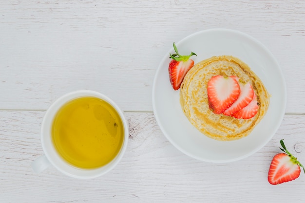 Frühstück mit Pfannkuchen und Erdbeeren