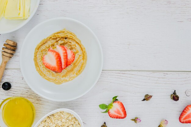 Frühstück mit Pfannkuchen und Erdbeeren