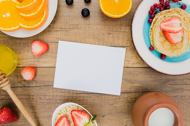 Kostenloses Foto frühstück mit pfannkuchen und erdbeeren