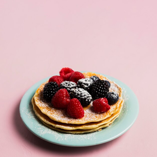 Kostenloses Foto frühstück mit waffeln und wilden beeren