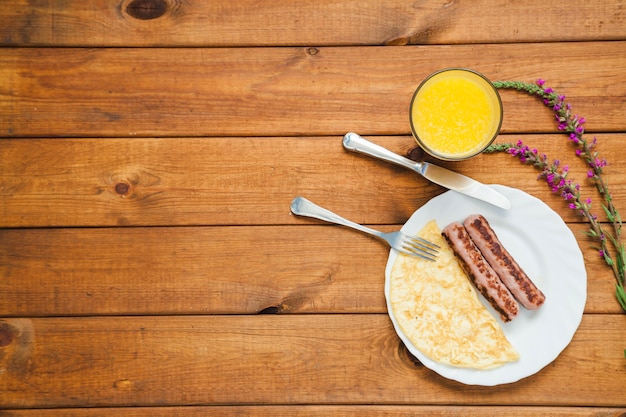 Frühstück mit Würstchen und Saft