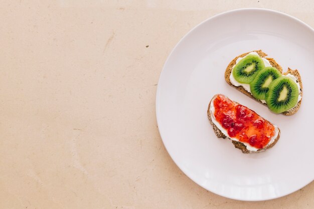 Kostenloses Foto frühstück mit zwei brotsorten