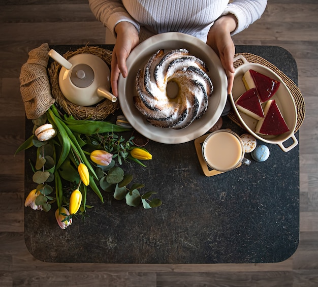Frühstücks- oder Brunch-Tischdekoration voller gesunder Zutaten für ein köstliches Osteressen mit Freunden und Familie am Tisch. Das Konzept der Osterferien und Familienwerte.