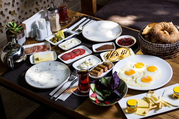 Frühstücksaufbau mit Eiersalatwürsten Butterkäsehonig und grünem Salat