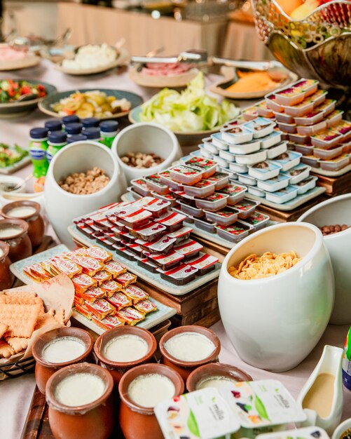 Frühstücksbuffet mit Buttermarmeladen, Joghurt und Müsli