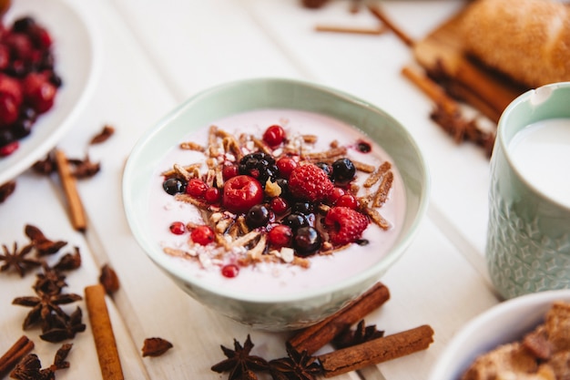 Kostenloses Foto frühstücksdekoration mit joghurt