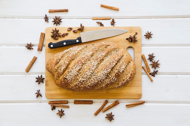 Kostenloses Foto frühstückskonsum mit brot an bord