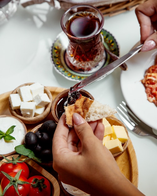 Frühstücksnahrung und schwarzer Tee im Armudu-Glas