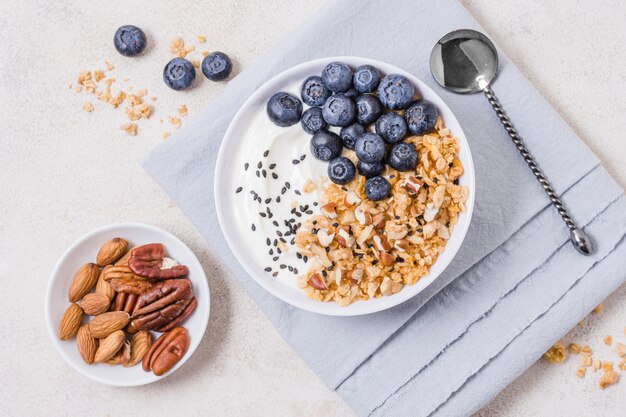 Frühstücksschale mit Hafer und Blaubeeren