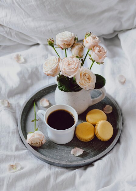 Frühstücksschale mit Kaffee und Macarons