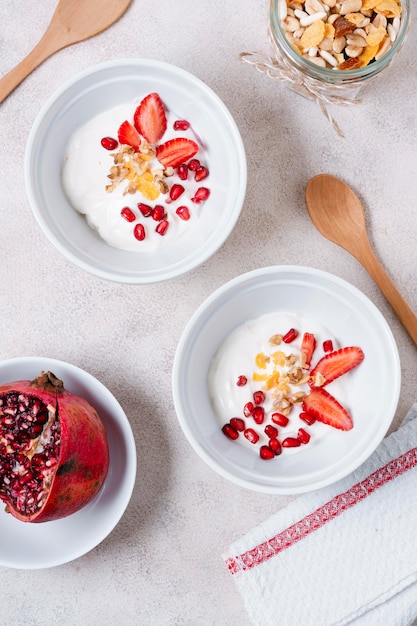 Frühstücksschalen mit Joghurt und Obst auf dem Tisch